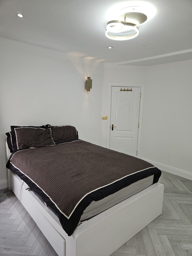 Large En-Suite Room with Office Space Main Photo