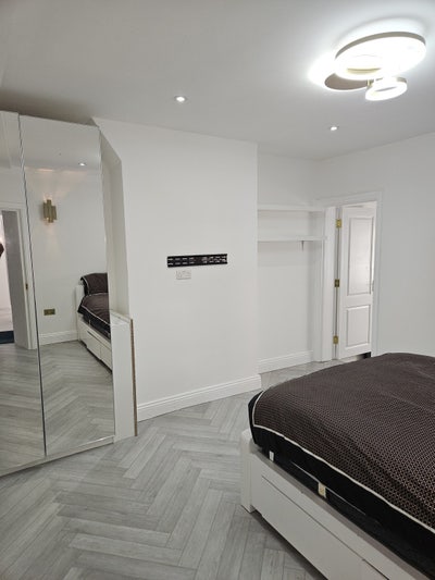 Large En-Suite Room with Office Space Main Photo