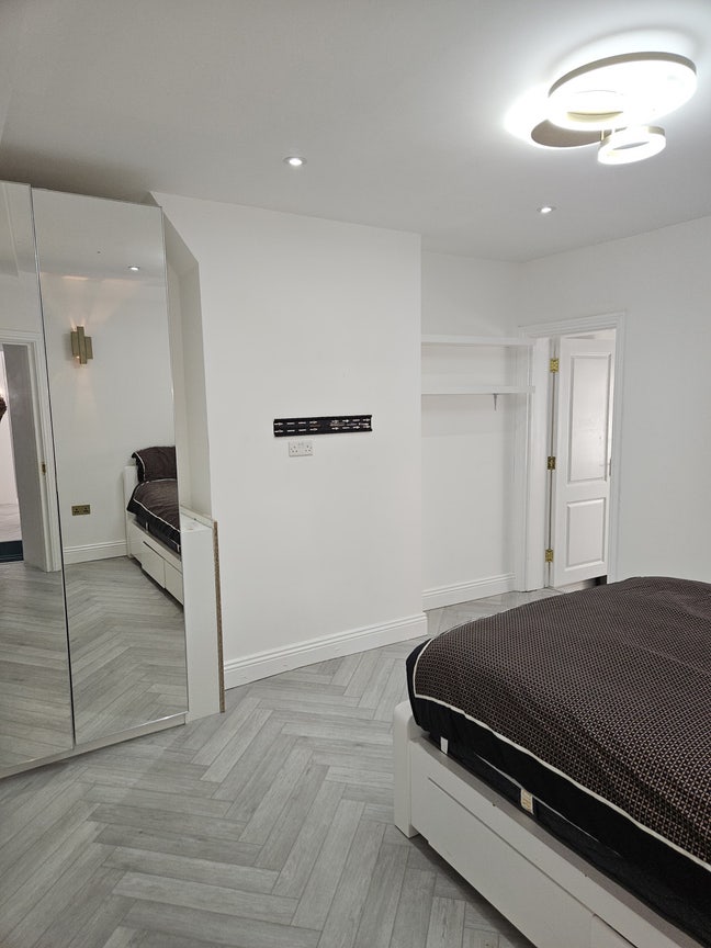 Large En-Suite Room with Office Space Main Photo