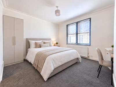 A studio flat with kitchen and bathroom Main Photo