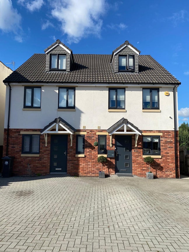 Double room- unfurnished available to let Main Photo