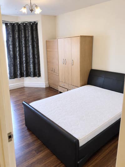 Master bedroom 5 min walk to seven king station  Main Photo