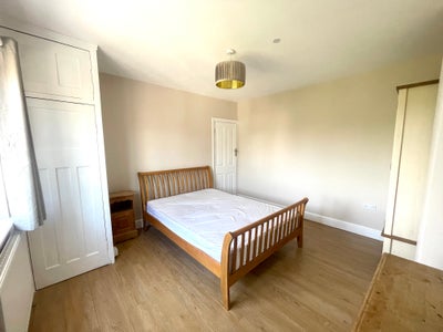 Spacious Double Room fully furnished and decorated Main Photo