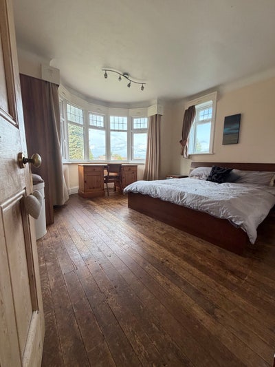 Large Double Bedroom 5 min walk  to JP Morgan  Main Photo