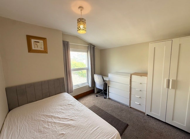 Lovely Double Bedroom, Bills Included!  Main Photo