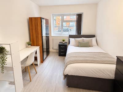 ** LARGE En Suite City Centre - ll Bills Included! Main Photo