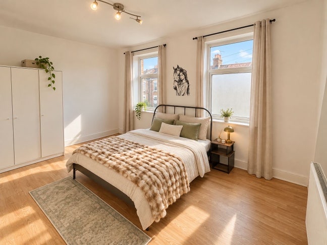 Newly refurbished  4 double bedroom house Main Photo