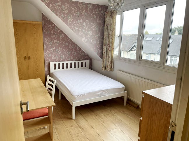 Double bedroom in Mitcham, good transport links Main Photo