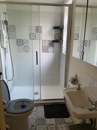 Personal Shower room  & bathroom  Main Photo