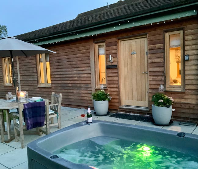 Luxury Oak Barm with Hot tub Main Photo