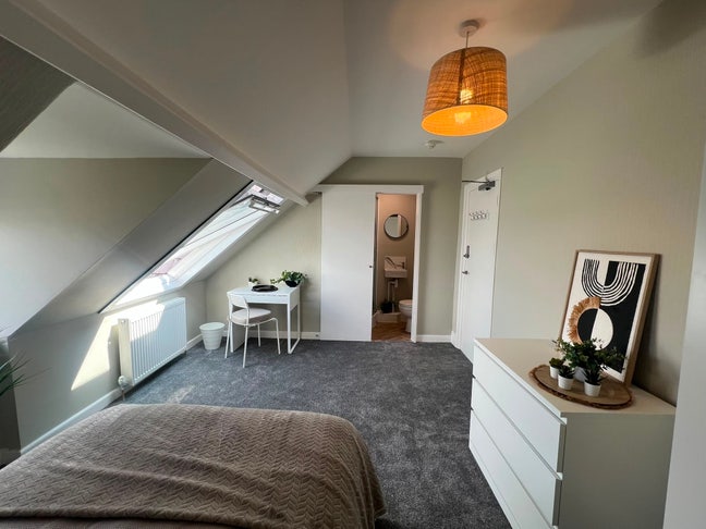 High Spec Refurbished Bedroom and Ensuite  Main Photo
