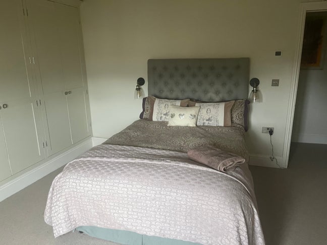 Week time room available in house in central tunbr Main Photo