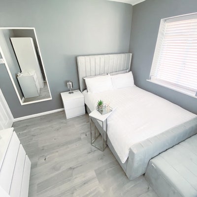Double room in newly refurbished home  Main Photo