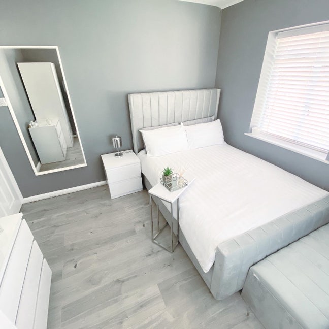 Double room in newly refurbished home  Main Photo