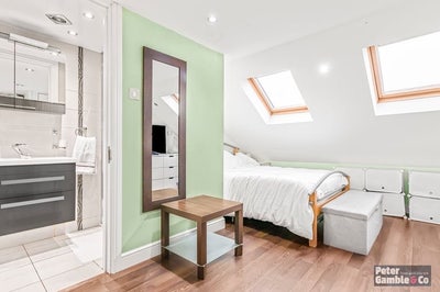 Spacious double bedroom with private bedroom  Main Photo