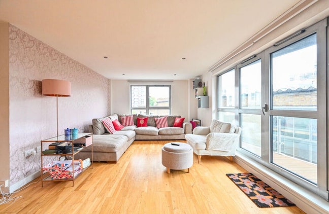 Large 2 bed 2 bath flat next to the canal Main Photo
