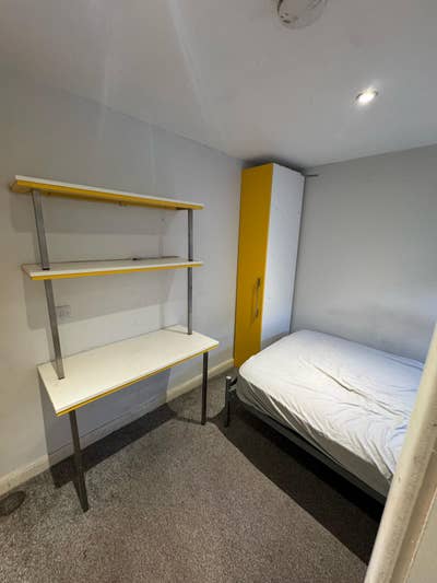 En-suite Room in a 4 bedroom house  Main Photo