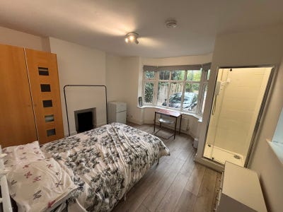 Spacious Furnished Double Room with En-Suite Showe Main Photo