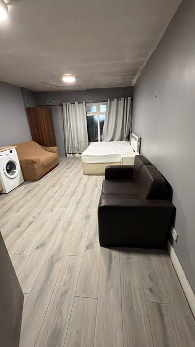 Studio Flat in Leicester LE4 7AN Main Photo