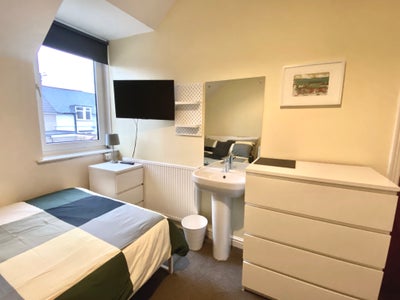 Sink in room, parking, no deposit. Local landlady. Main Photo