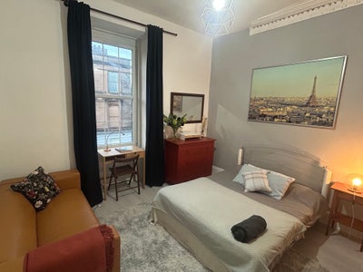 Lovely room available - West End (G4) Main Photo