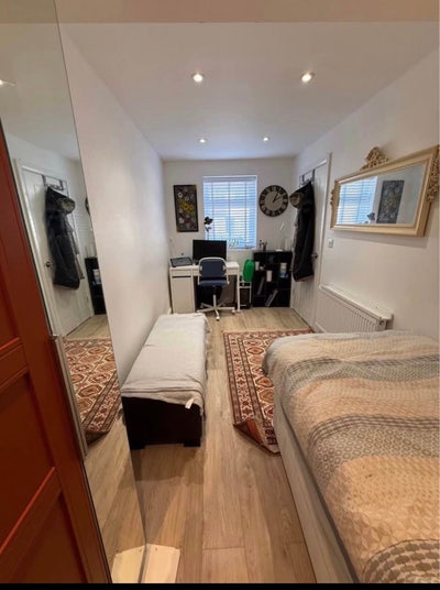 Single Ensuite Room in a family house Main Photo