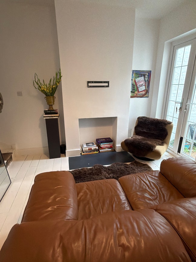 Large room in cozy, quiet home Main Photo