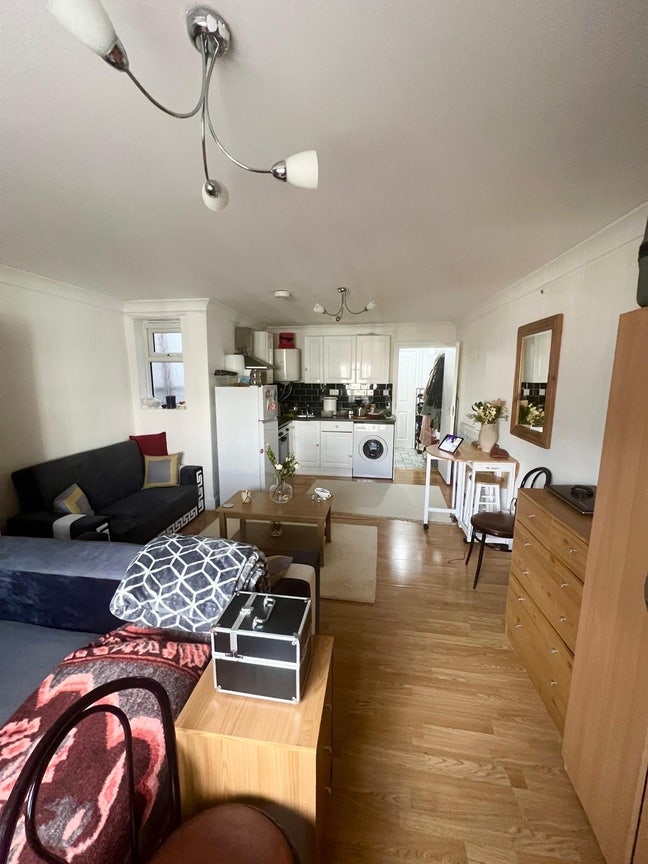 Central Studio Flat  – November & December Only Main Photo