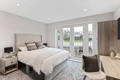 Lovely Double Room with Juliette Balcony & Ensuite Main Photo