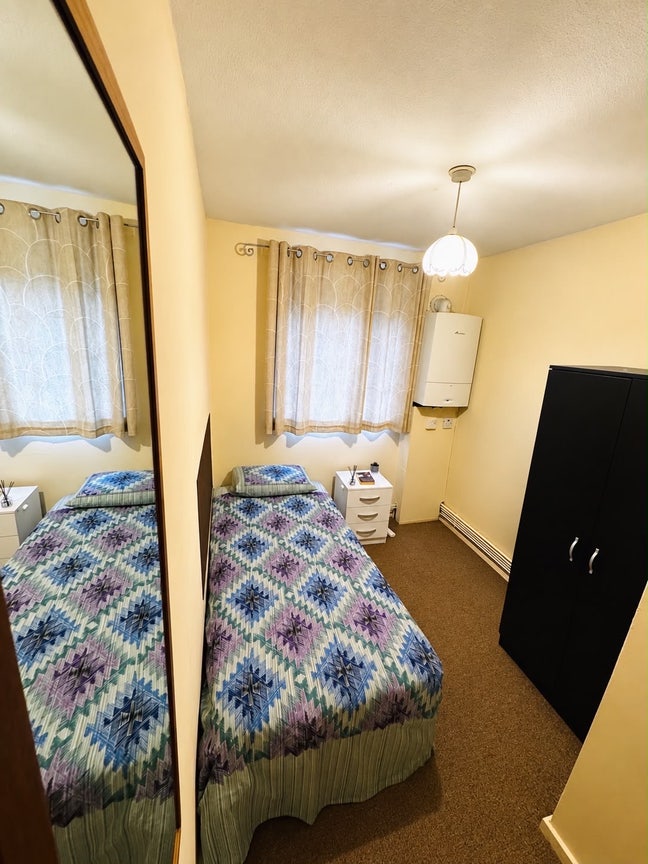 Spacious furnished Single & Double room available  Main Photo