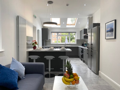 Ensuite Room – Short Walk to Wallington Station Main Photo