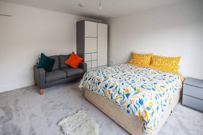 Beautifully Refurbished House with Cleaner Main Photo