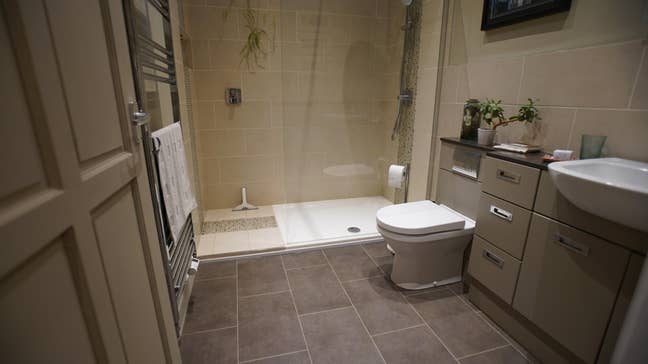 Ensuite double Bedroom and Lounge/kitchenette Main Photo