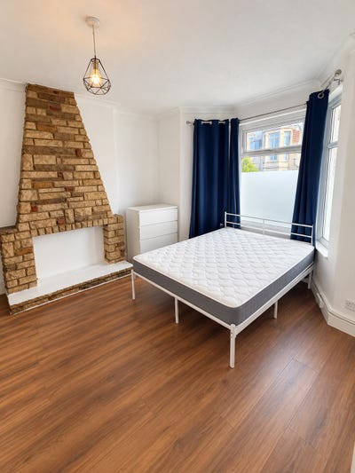 New In Refurbished 2 Rooms | 🚆 Ilford Station 📍 Main Photo