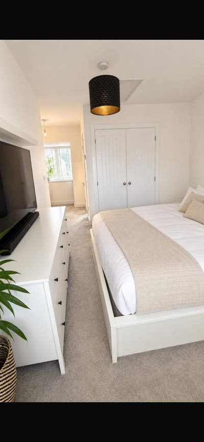 Spacious Double Room with Private Bathroom – Near  Main Photo