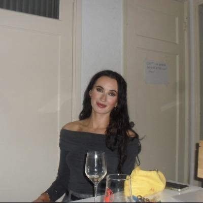 Professional Female seeks a single or double room Main Photo