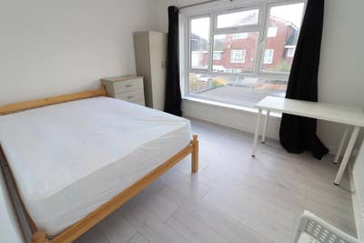 Best Deal in West London ! 2 Bathrooms 4 Beds 🔥 Main Photo