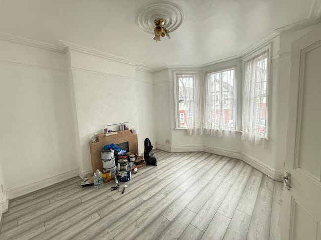 * * * Whole 4 bed HOUSE for a single family * * * Main Photo
