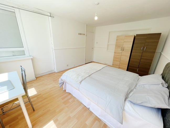 Bright Room in Beautiful Home | 15 mins to Central Main Photo