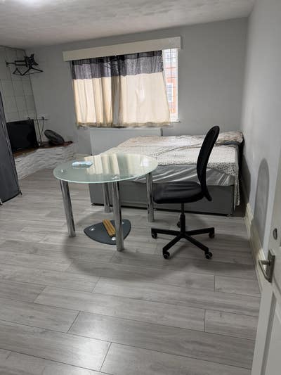 Double Room For Rent in Reigate Main Photo
