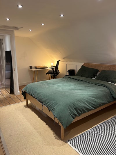 This is a large third floor room for rent   Main Photo