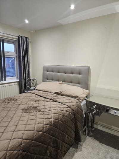 Room to rent walking distant to station and town Main Photo