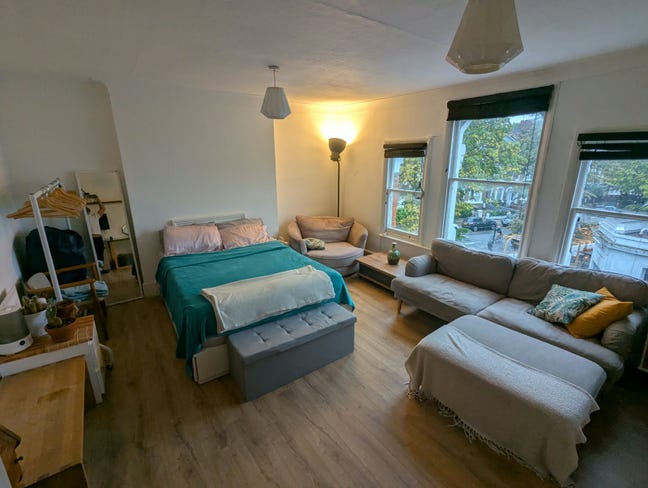 Huge, bright double room in creative 30s flatshare Main Photo