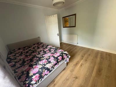 Double Room with private bathroom in SL1 Main Photo