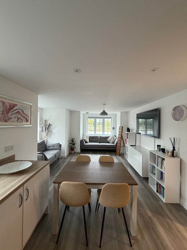 BIG spacious luxury room with parking available Main Photo