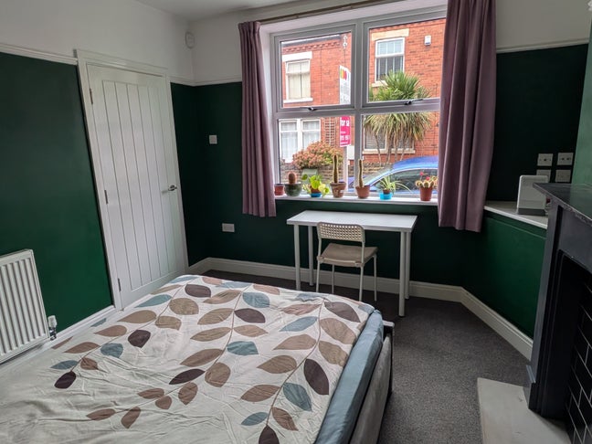 Bright Double Room in a Modern, Recently Renovated Main Photo