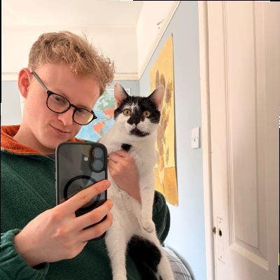 23yo professional with two cats Main Photo