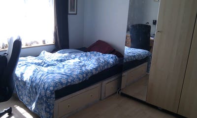 Spacious Double Room in a female flat 8 mints tube Main Photo