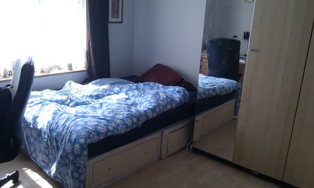 Spacious Double Room in a female flat 8 mints tube Main Photo