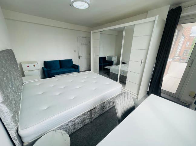 Spacious KingSize Room Kingston Hill All Bills Inc Main Photo